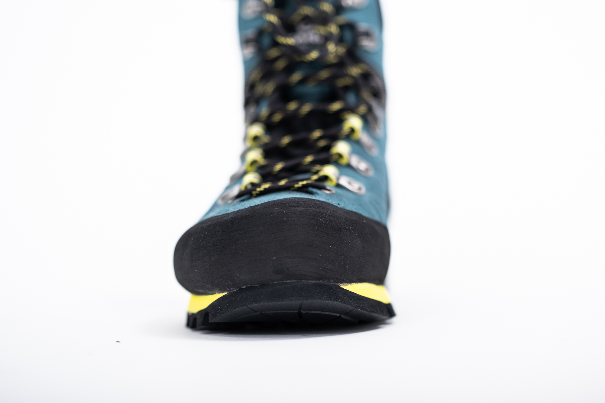 Bild Moderner Bergschuh mit hohem Schaft und stabiler Sohle von vorne.